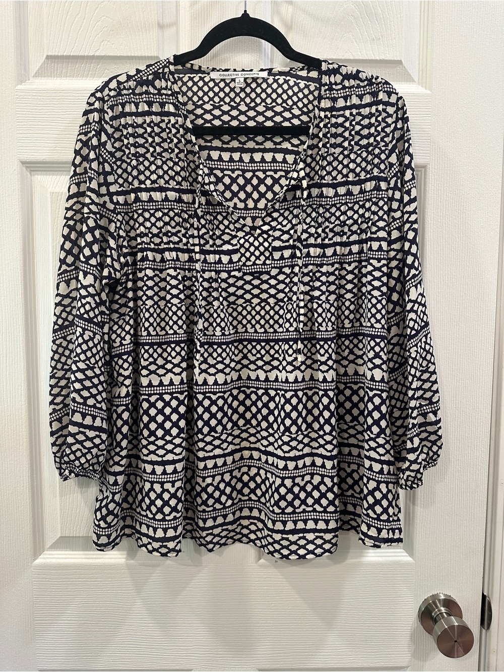 Collective concepts abstract blue/white long sleeve v neck blouse size L EUC